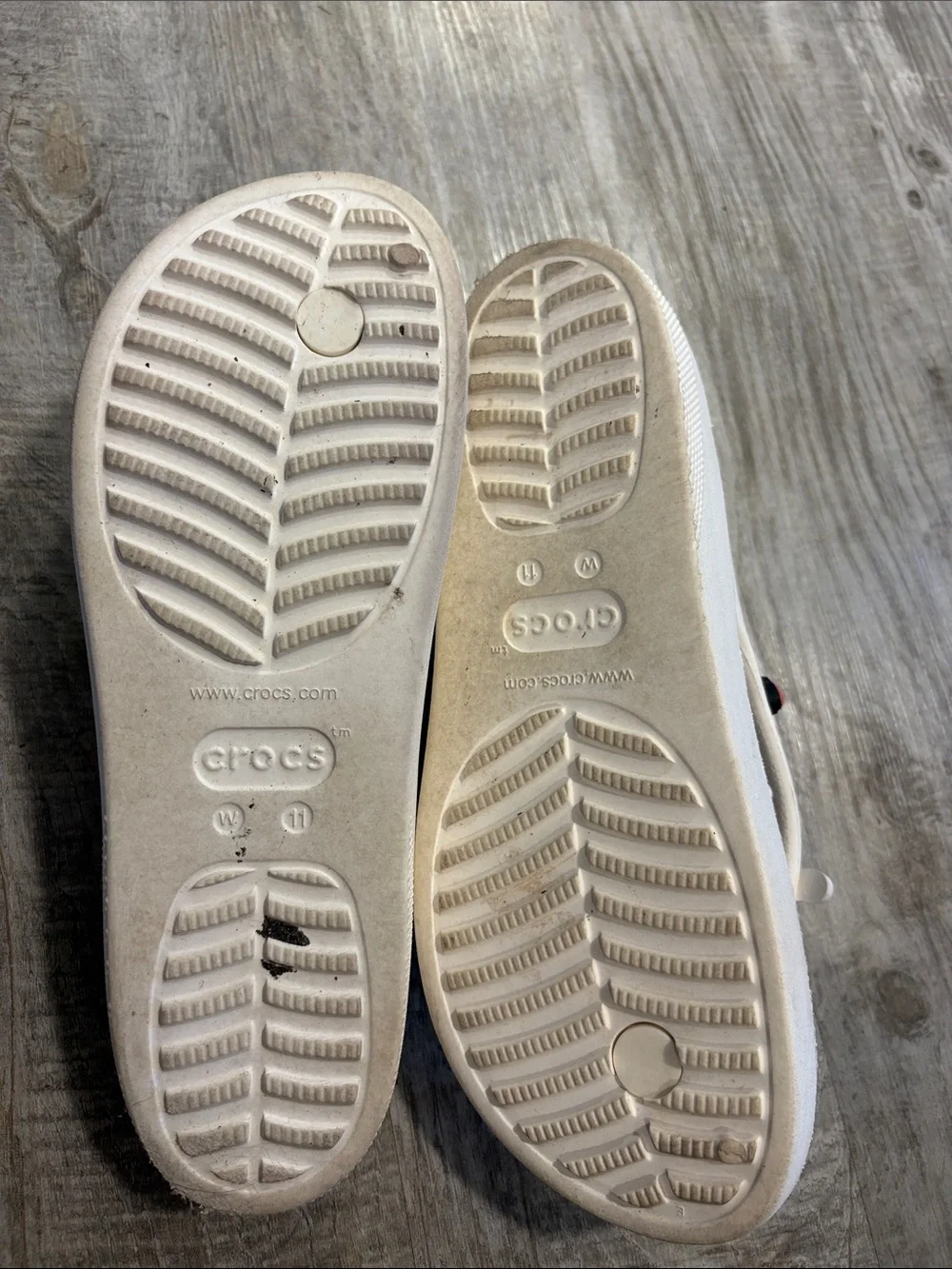Women’s iconic crocs flip flop sandals